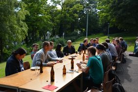 Prof. Heberling im Gespräch mit Studenten